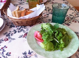 ランチセットのサラダとパン