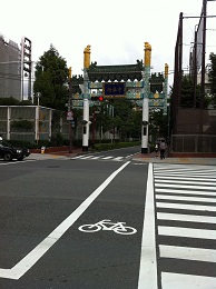 石川町駅前の中華街延平門