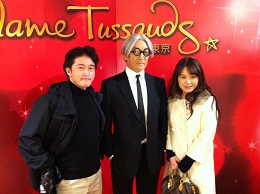 マダムタッソーの入り口で坂本龍一さんが出迎え