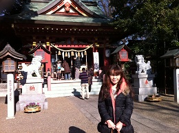 前川神社の本堂前で