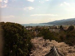 天守閣から桜と海を望む