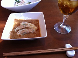 一押しの「胡麻ソースがけ水餃子」