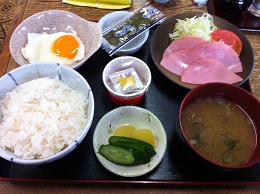 宿での朝食