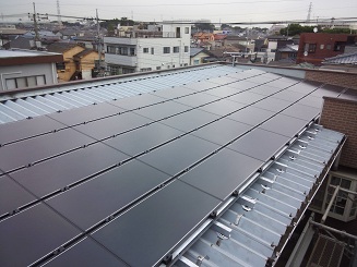 整然と並べられた太陽光パネル