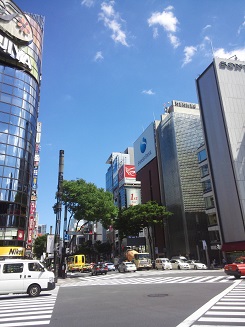 晴天の数寄屋橋交差点