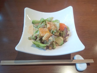 ドレッシングが旨いサラダ