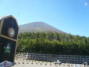食堂から制覇した山頂を望む