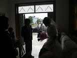 新婦宅の玄関前で
