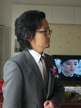 神妙な表情の新郎