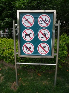 ホテルからオフィスへの道で(8)公園の禁止事項～わかる、凧揚げ禁止。犬は飼い主不在か？