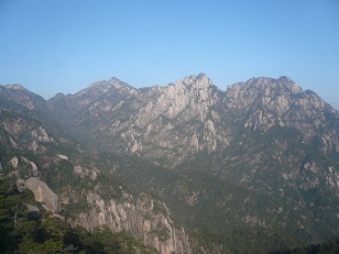黄山が姿を現す
