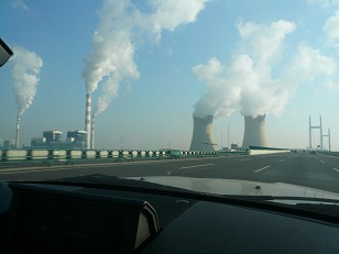 発電所の煙突から水蒸気（雲製造機）