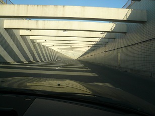 空港へ続くきれいな直線道路
